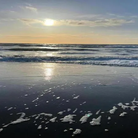 Дом отдыха Peaceful Dune Retreat With Garden Схорл