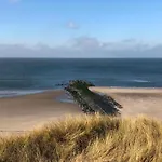 Peaceful Dune Retreat With Garden סחורל
